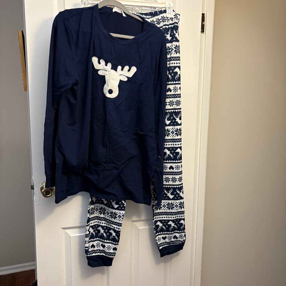 PatPat Navy and White Mens 2 Piece Cuffed Pant Pajama Set with Moose Design